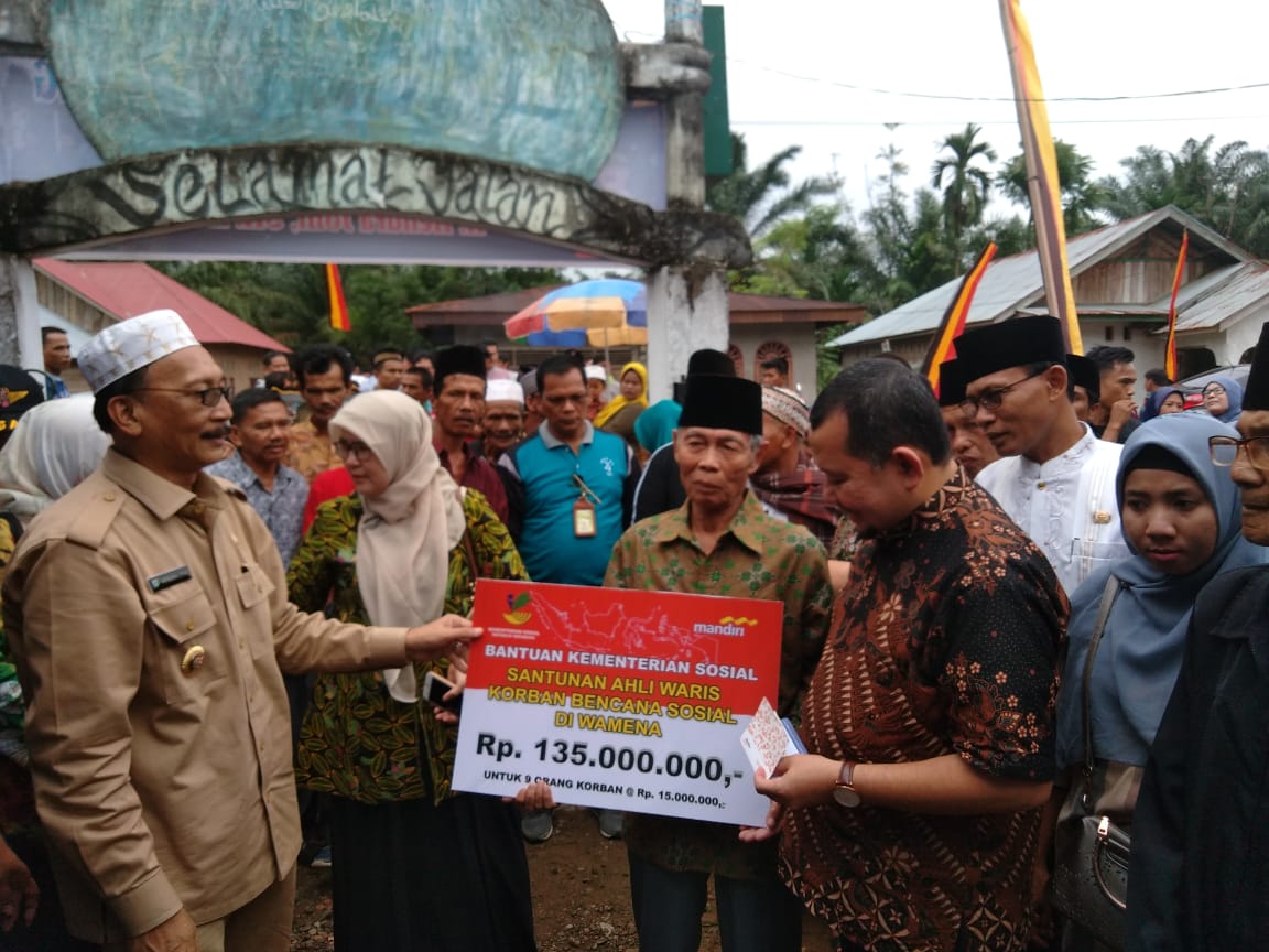 Kasubdit Pencegahan Direktorat Perlindungan  Sosial Kemensos, Helmi Dt Rangkayo Mulia, serta dihadiri Bupati Hendrajoni, Kepala Dinas Sosial Pemberdayaan Perempuan dan Perlindungan anak  serahkan santunan kepada ahli waris korban