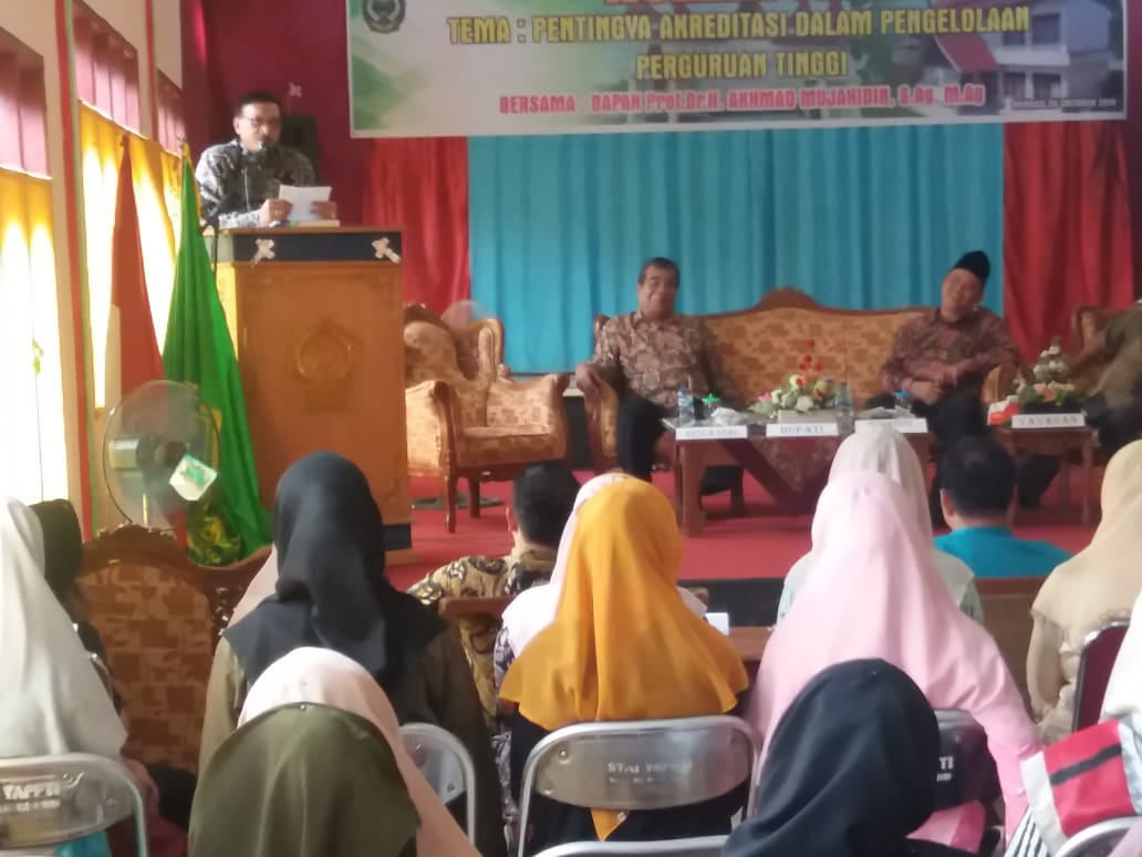 Bupati Hendrajoni ketika memberi kuliah umum di STAI Balai Salasa