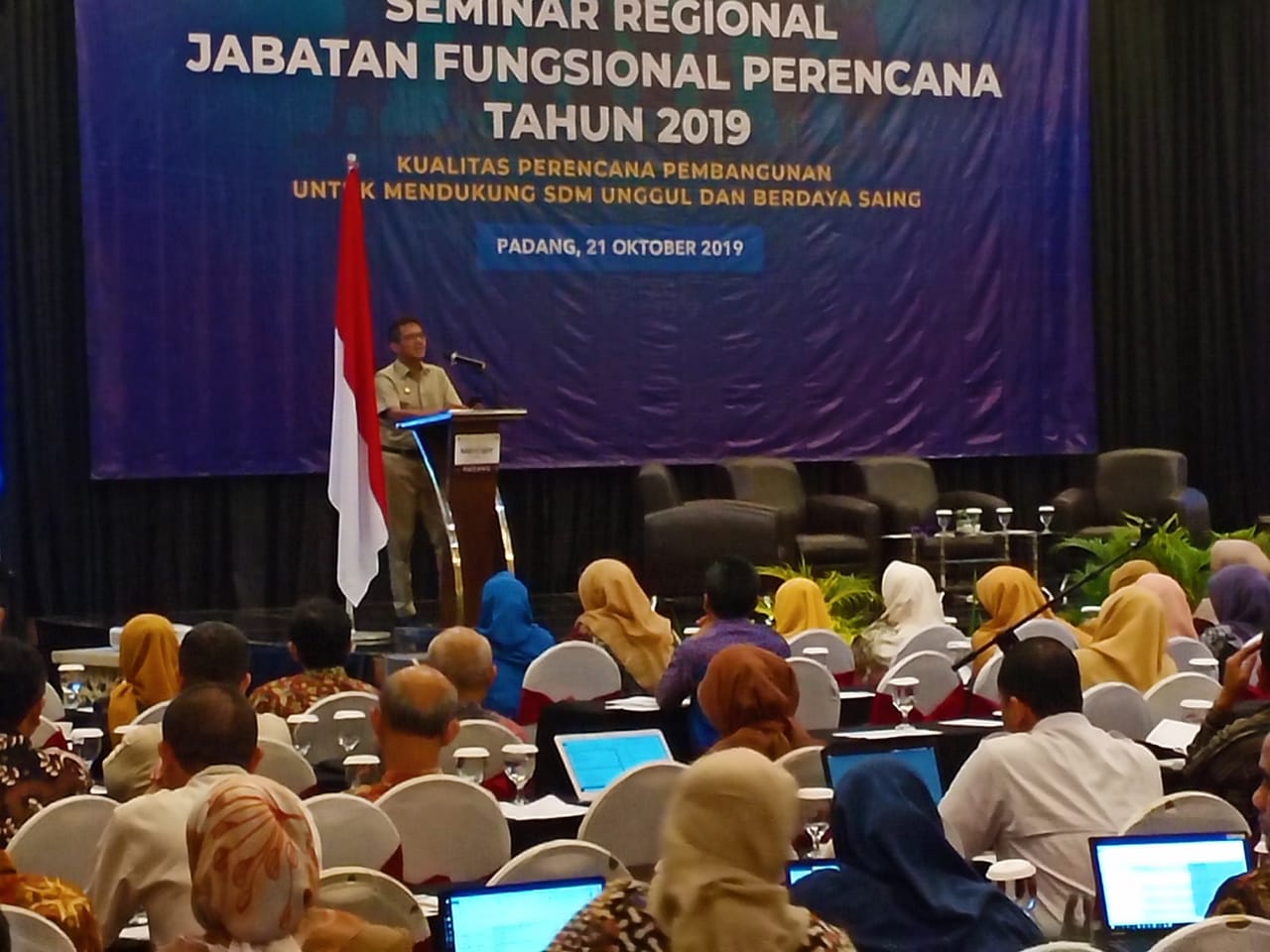 Gubernur Irwan prayitno ketika menghadiri Seminar Regional Jabatan Fungsional Perencana Tahun 2019 yang dilaksanakan di Hotel Mencure Padang, Senin (21/10/2019).