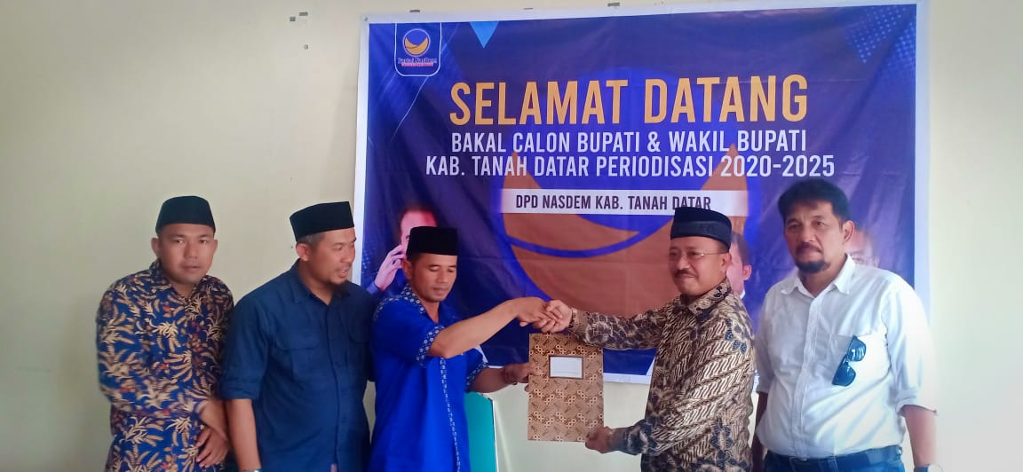 Jon Enardi menyerahkan formulir pendaftaran pada partai Nasdem.