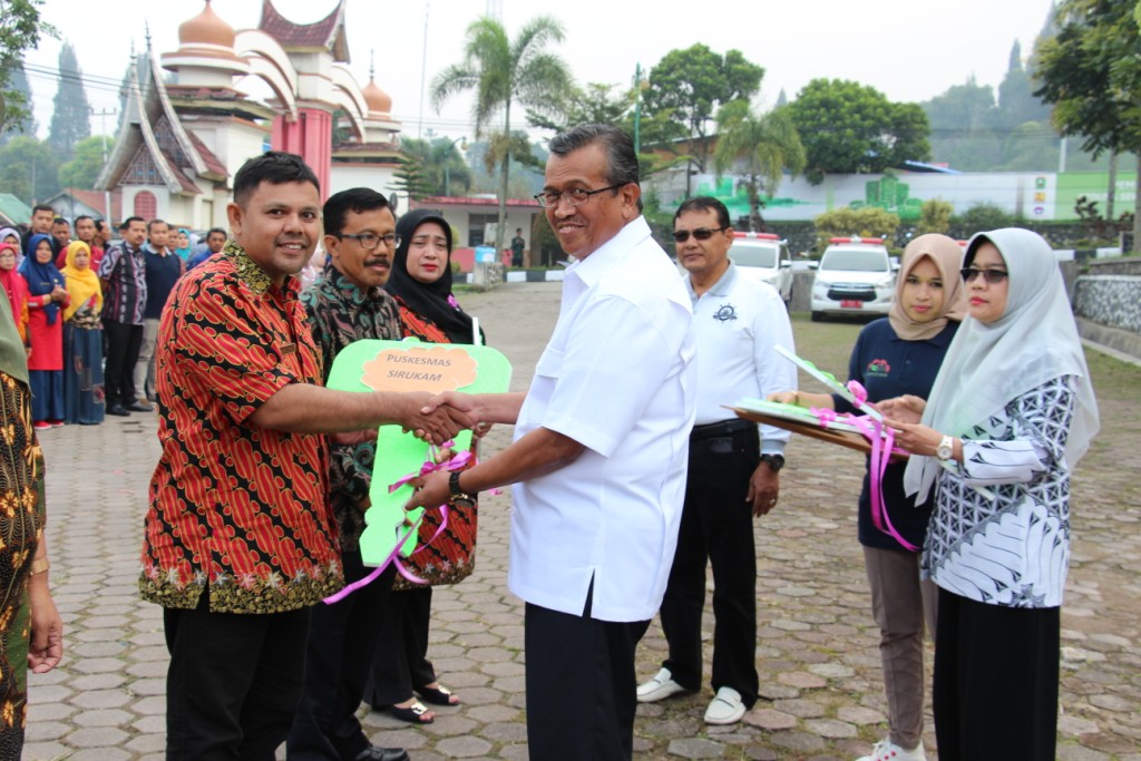 Bupati Gusmal secara simbolis menyerahkan kunci mobil ambulance kepada sejumlah Puskesmas