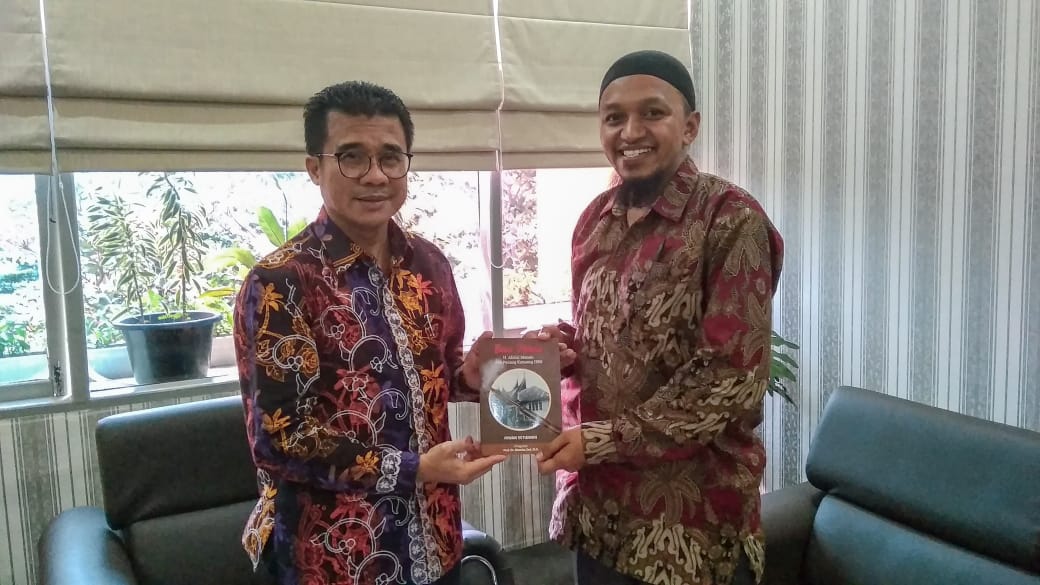 Penyerahan buku Bau Mesiu, H. Abdul Manan dan Perang Kamang 1908 karya Irwan Setiawan, Guru Mata Pelajaran Sejarah Indonesia SMK Negeri 1 Baso kepada Kadis Pendidikan Sumbar