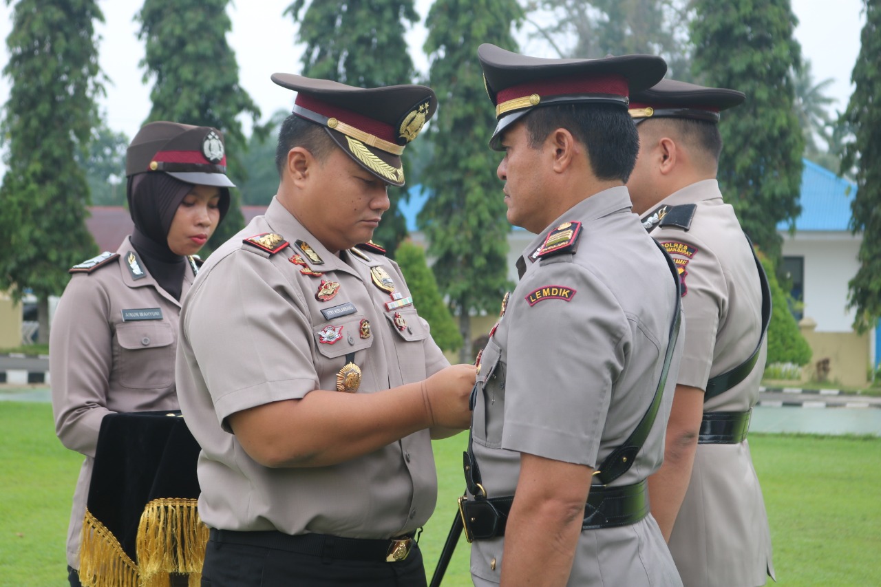 Kapolres Pasbar AKBP Fery Herlambang, S.IK, MM memasangkan tanda jabatan menandai sertijab Kapolsek Pasaman