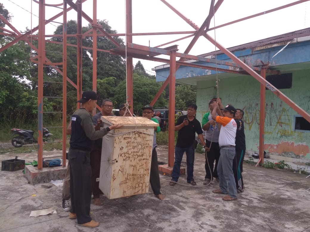 Pengurus RAPI Dharmasraya tengah memasang repiter guna ikut mensukseakan iven balap sepeda TdS etape IV