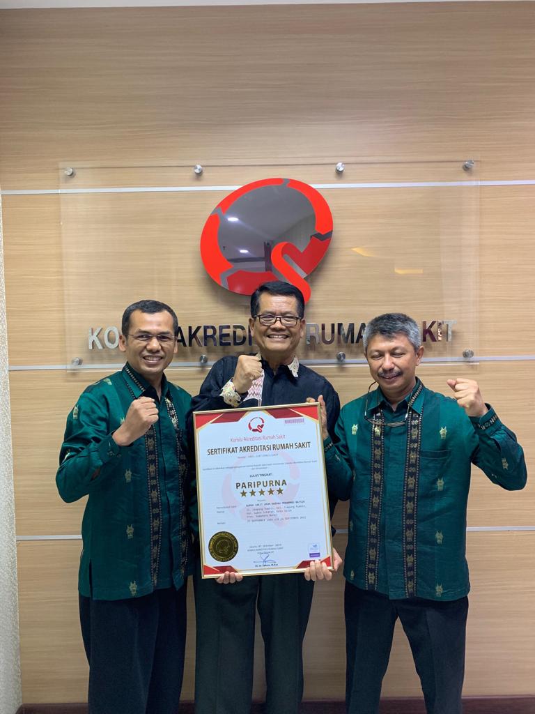Direktur RSMN drg Basyir Busnia, didampingi Wakil Direktur SDM dan Umum dr Elfahmi, Sp THT menerima sertifikat akreditasi dari Ketua KARS