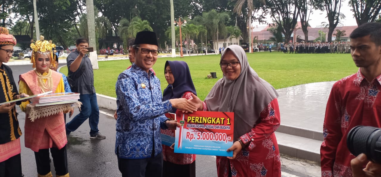 Dalam rangka peringatan Sumpah Pemuda, Gubernur IP berikan penghargaan kepada pemuda pelopor