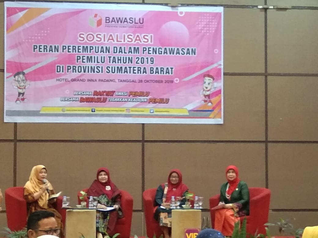 Emma Yohanna pada kegiatan sosialisasi peran perempuan dalam pengawasan Pemilu