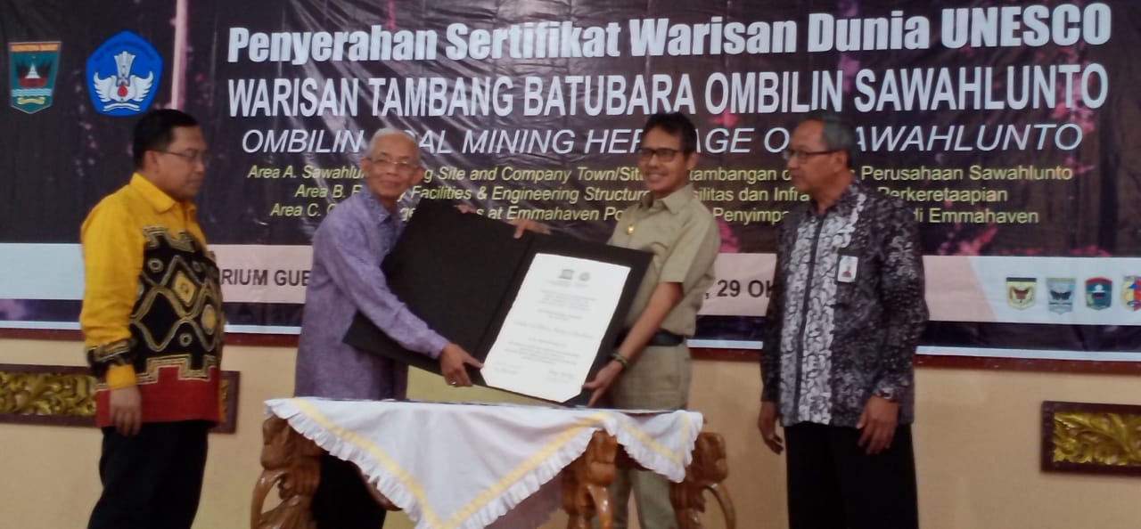 Gubernur Sumatera Barat Prof Dr Irwan Prayitno terima  dari UNESCO 