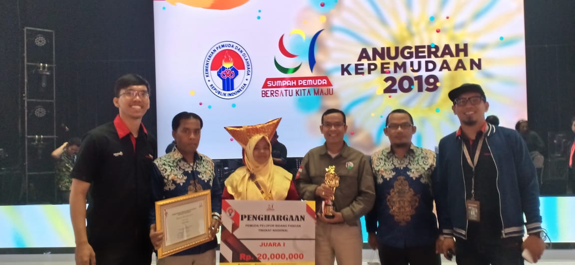 Yunike Filmar didampingi Kadis Parpora usai menerima penghargaan