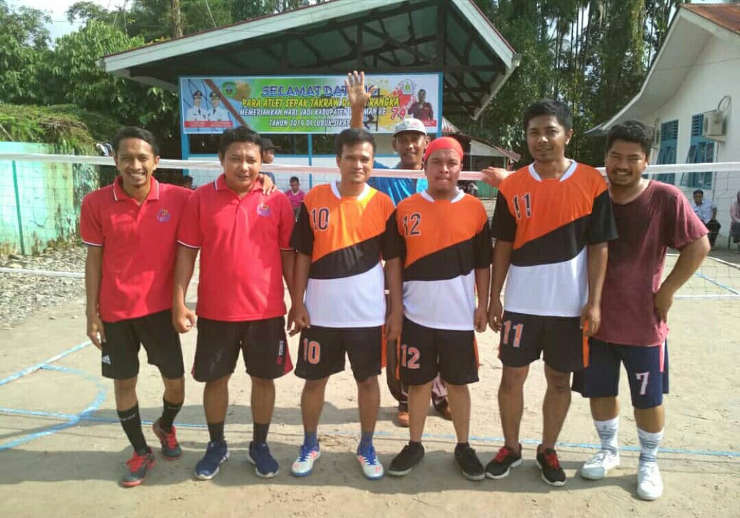Tim Takraw KPU Pasaman (baju Orange) melawan Tim Perikanan.