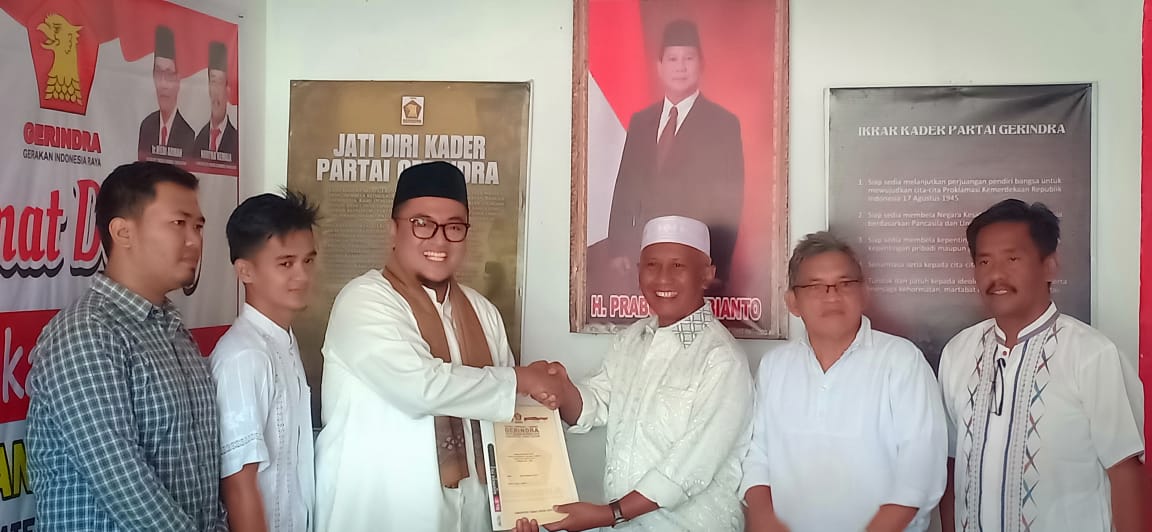 Richi Aprian ketika megembalikan formulir pendaftaran sebagai calon Bupati Tanah Datar kepada partai Geridra.