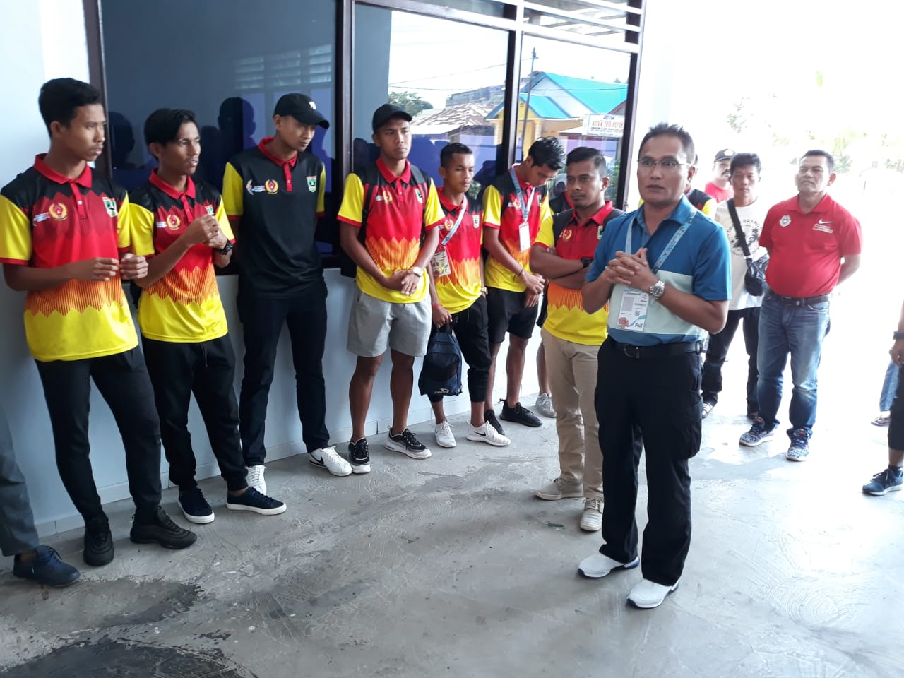 Menejer Tim Sepakbola Sumbar Tria Ola Suprajeni didampingi pelatih Robby Mariandi memberikan arahan pada para pemain yang bakal berlaga memperebutkan medali perunggu pada Porwil 2019 Bengkulu