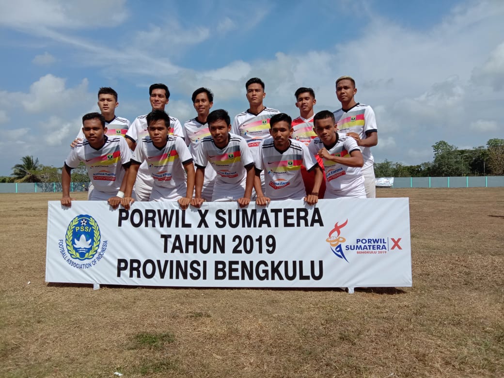 Tim Sepakbola Sumbar saat berlaga melawan Sumut di Porwil Bengkulu