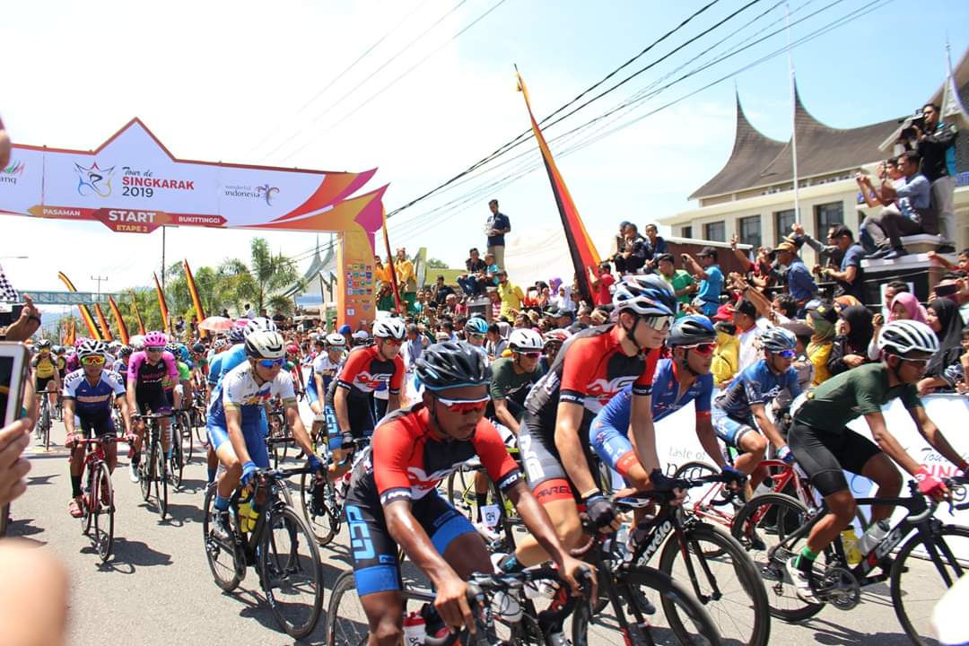 Para pebalap selepas start stage 2 di depan Kantor Bupati Pasaman