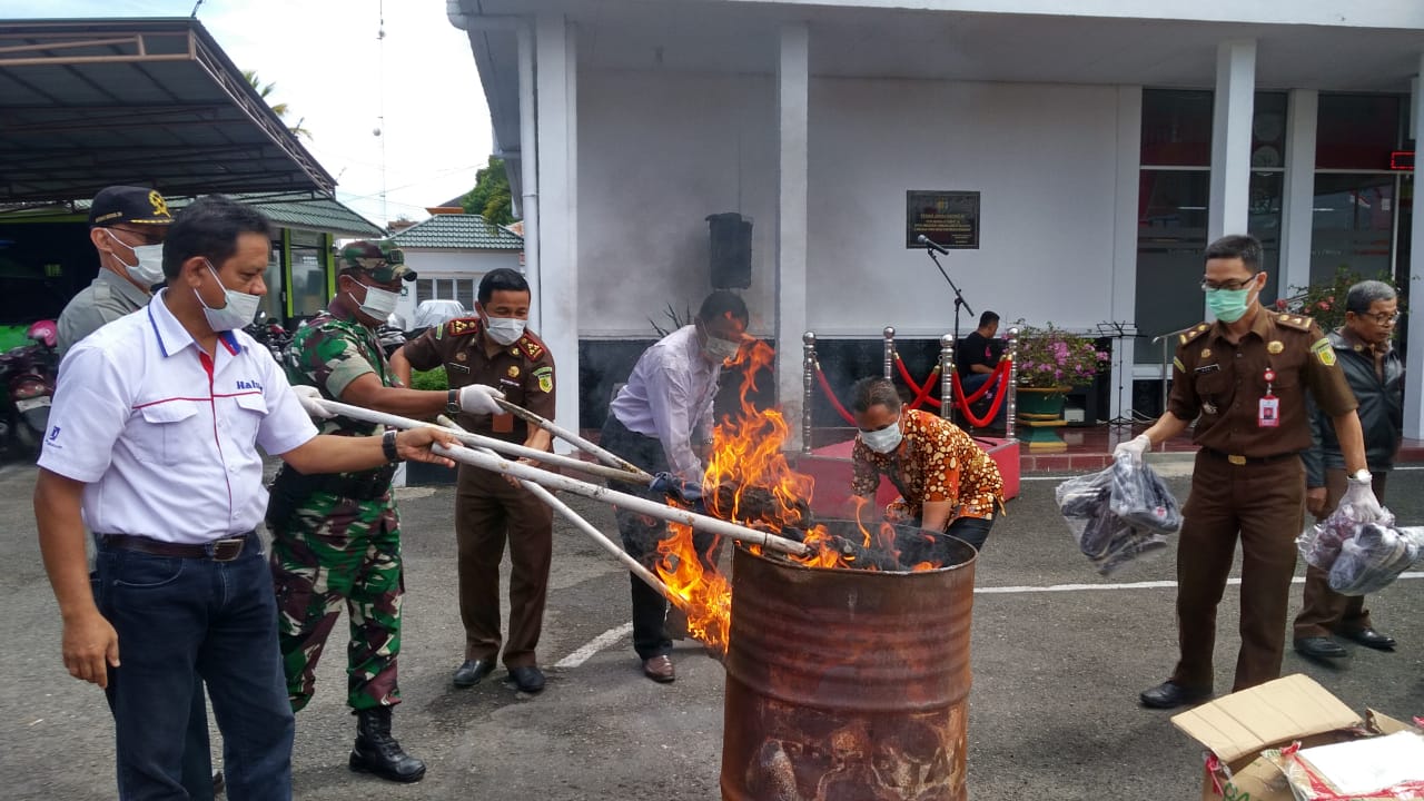 Kejaksaan Negeri Bukittinggi, Kamis (7/11/2019), memusnahkan barang bukti perkara tindak pidana umum