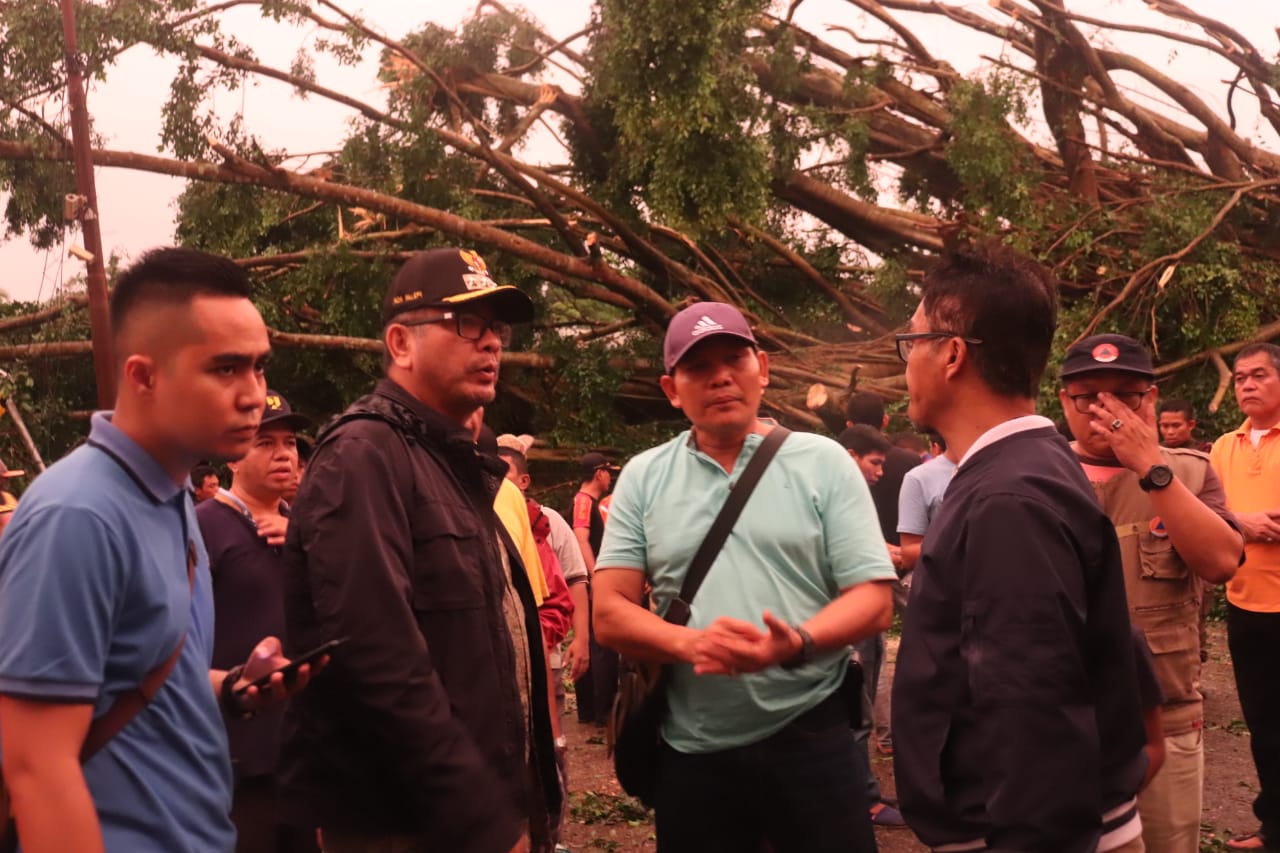 Walikota Riza Falepi saat meninjau lokasi hujan badai di Payakumbuh
