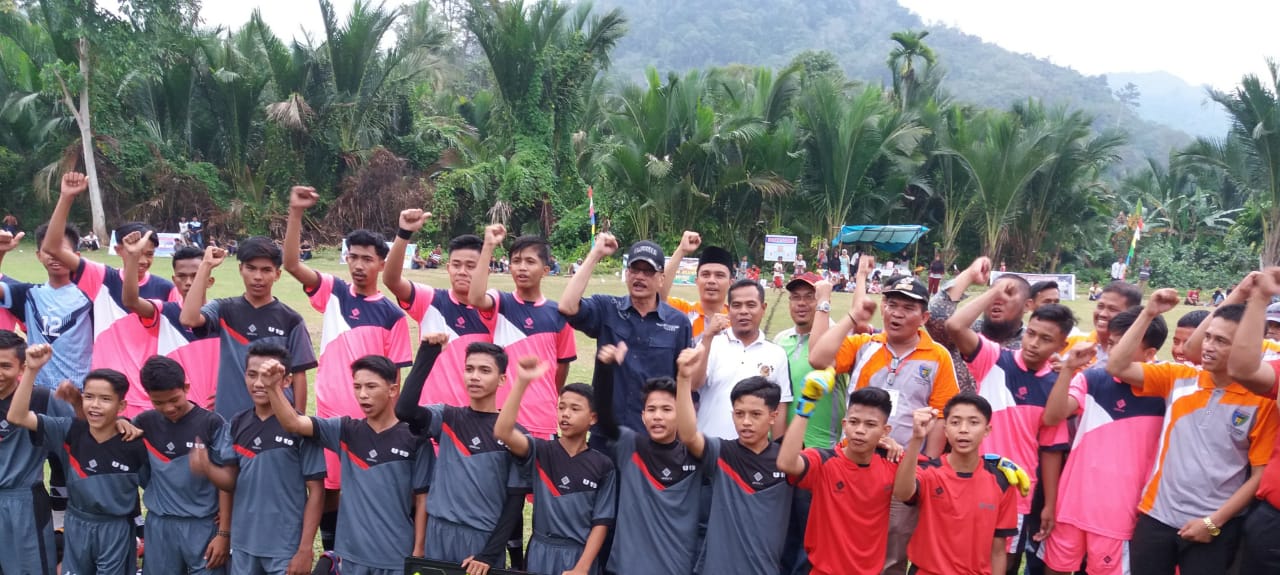 Bupati Hendrajoni foto bersama pemain Liga Desa Kecamatan Bayang