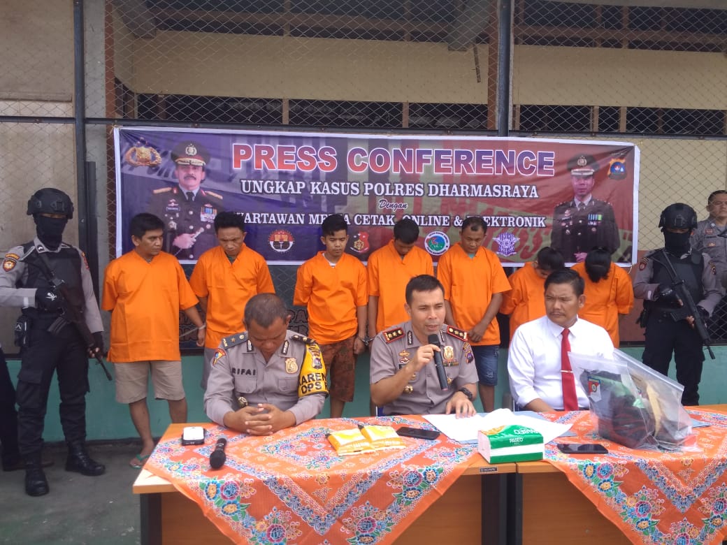Lima orang tersangka dengan membawa satu paket besar narkotika jenis sabu seberat 1 kg lebih diamankan petugas Polres Dharmasraya 