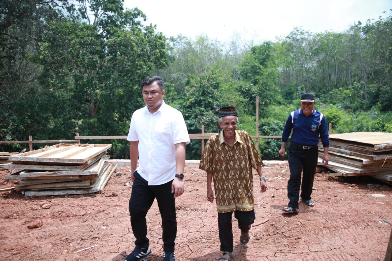 Bupati Dharmasraya Sutan Riska Tuanku Kerajaan meninjau pembangunan jembatan Pulai