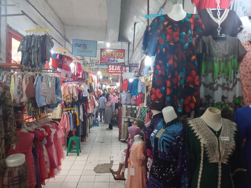 Suasana pusat grosir Aur Kuning Bukittinggi yang sepi transaksi jual beli