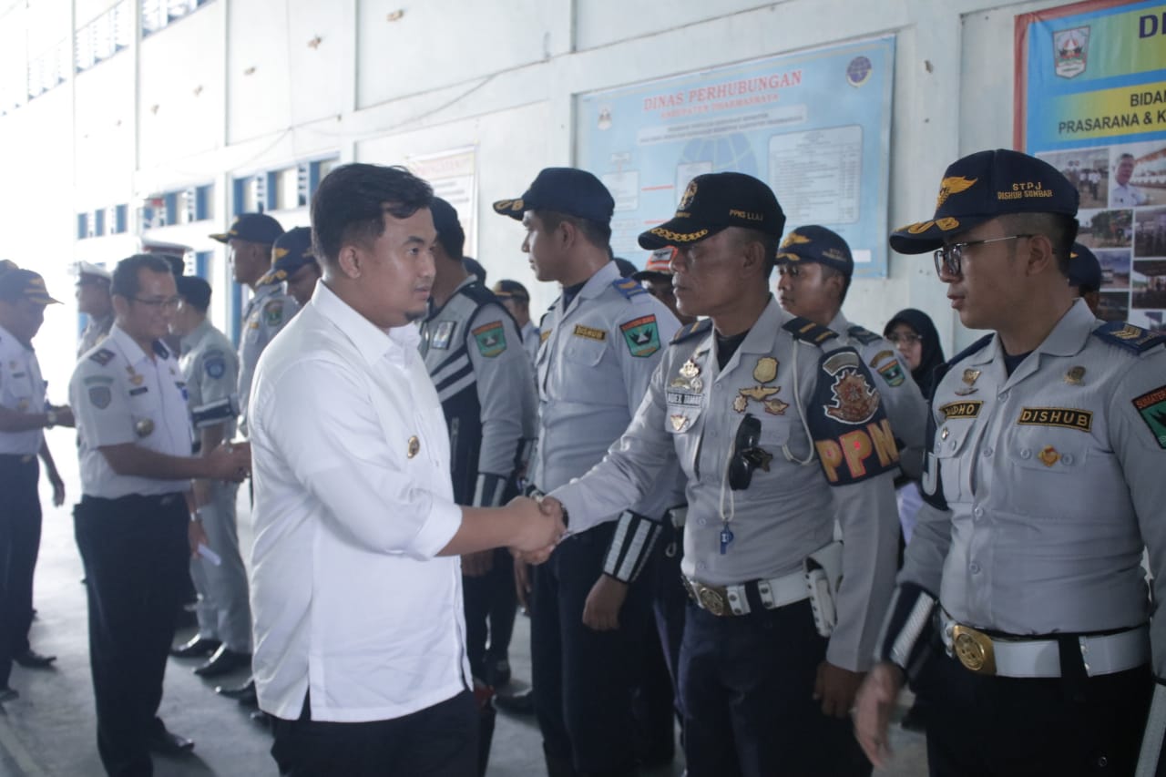 Sutan Riska dengan jajaran Dishub Dharmasraya