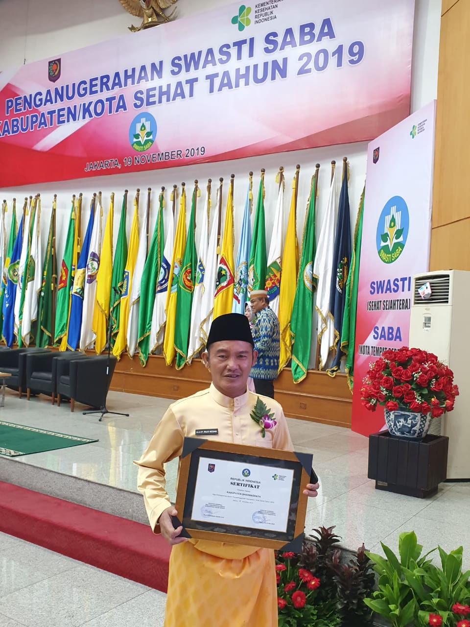 Wabup Dharmasraya H. Amrizal Dt Rajo Medan menerima penghargaan Kabupaten sehat
