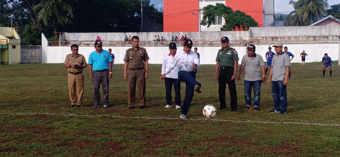 Kadis Parpora Tanahdatar Abdul Hakim SH, saat membuka kejuaran Bupati Cup, Selasa (19/11).