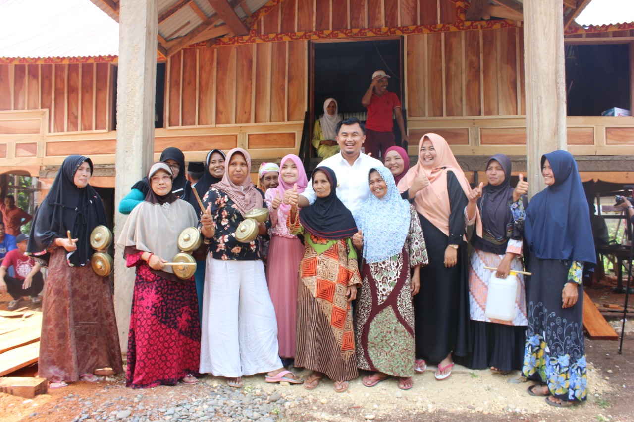 Bupati Sutan Riska Tuanku Kerajaan foto bersama warga Nagari Tebing Tinggi, Kecamatan Pulau Punjung didepan rumah gadang yang siap diremajakan 