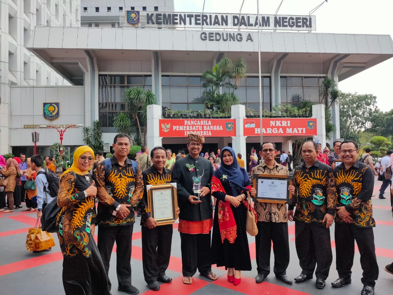 Bupati Solok H. Gusmal bersama pengurus FKSS foto bersama selepas menerima penghargaan Swasti Saba Wiwerda