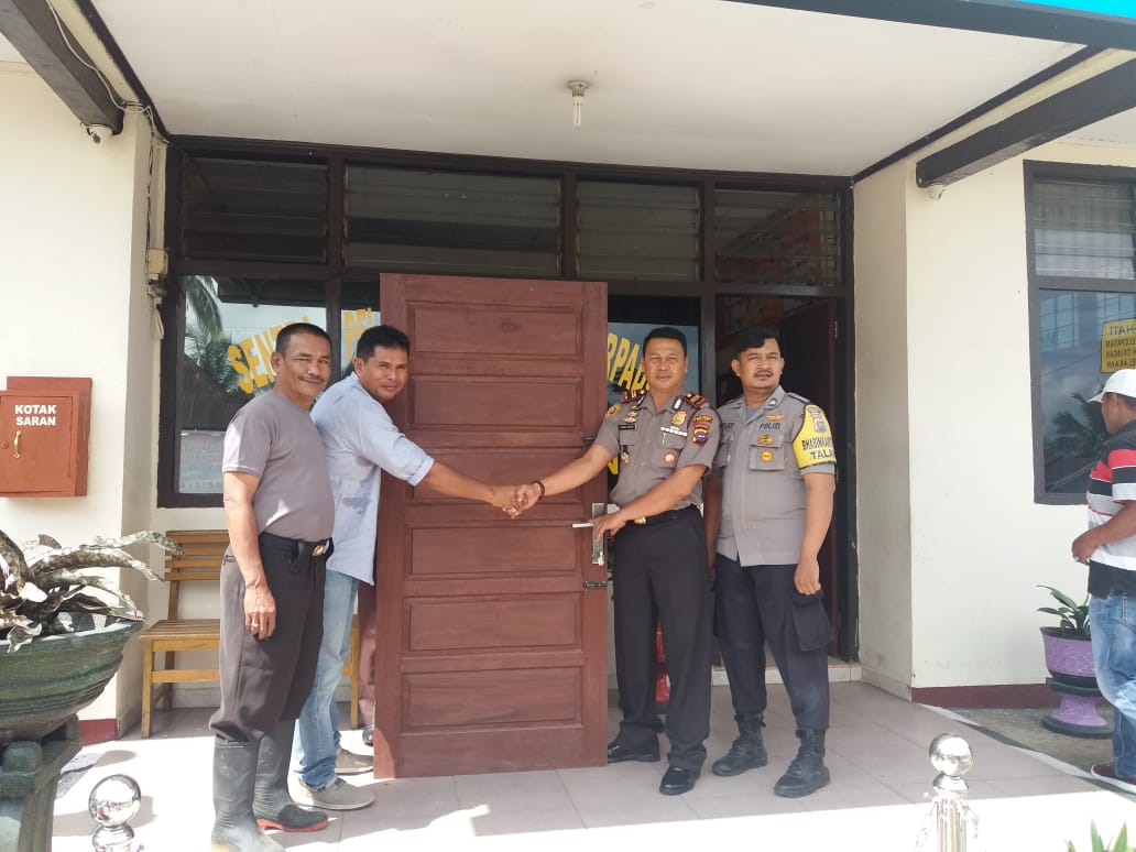 Anggota DPRD Kab. Solok Iskan Nofis secara simbolis serahkan daun pintu untuk ruangan Mapolsek Gunung Talang kepada Iptu Azwari Siregar, Kamis (21/11).