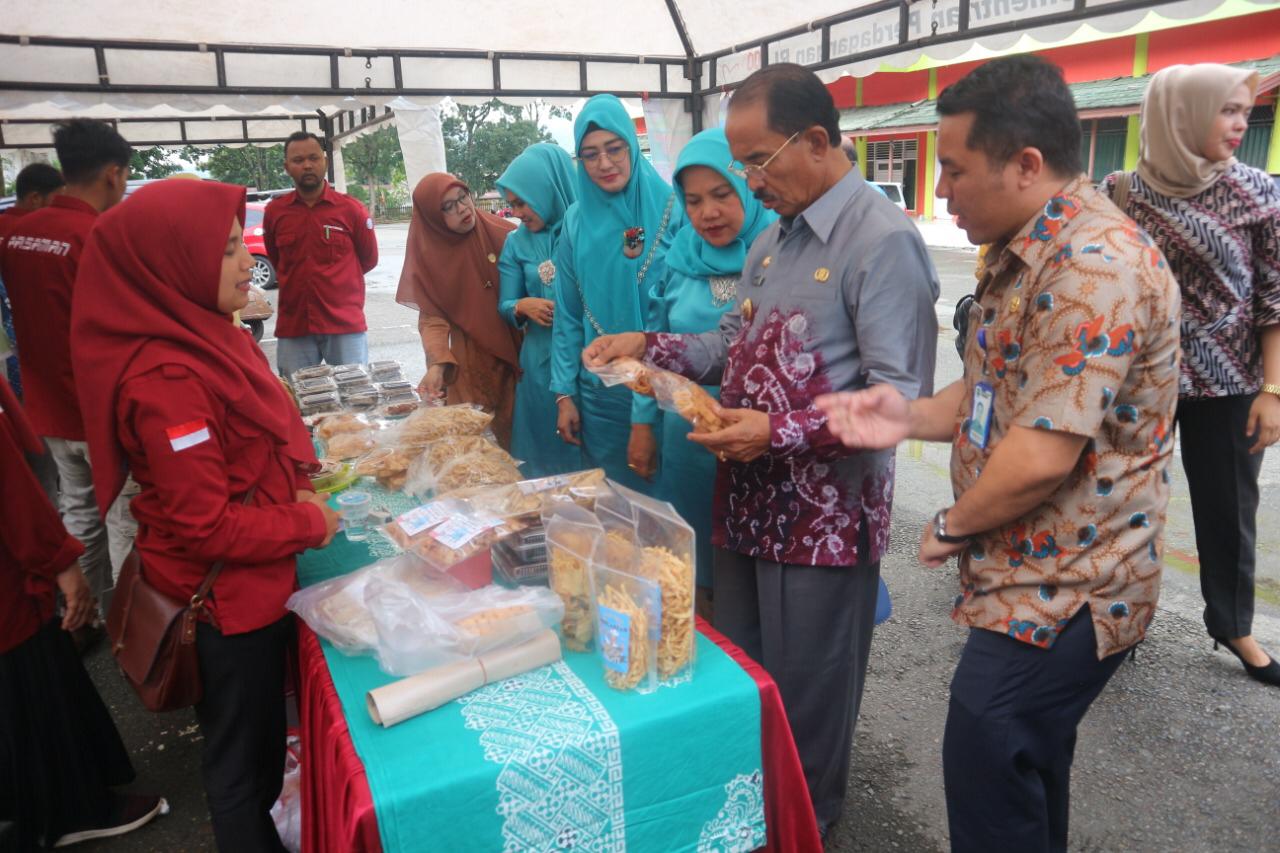 Bupati Pasaman, Yusuf Lubis Terlihat meninjau masakan para peserta.
