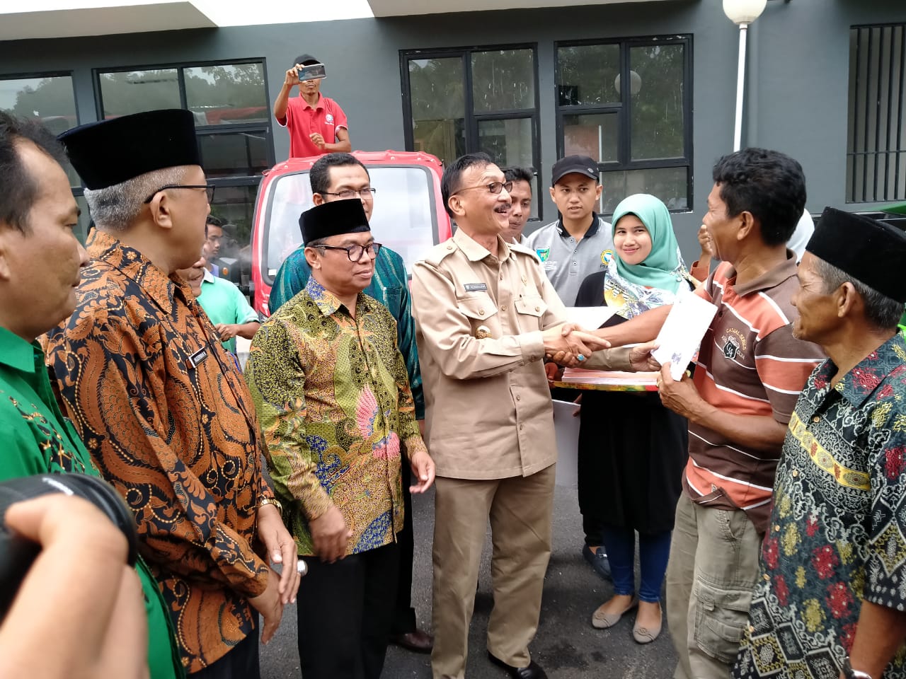 Bupati Hendrajoni menyerahkan alsintan pada kelompok tani
