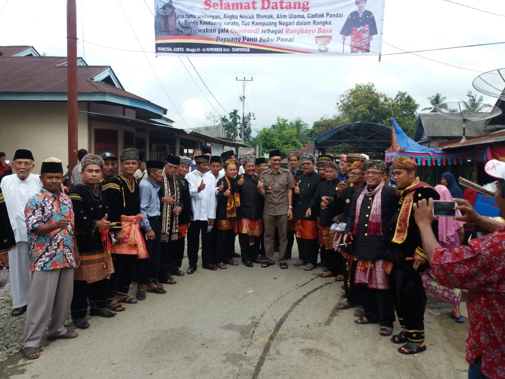 Bupati berfoto bersama dengan niniak mamak usai acara pelewaan Datuak Rangkayo Basa.