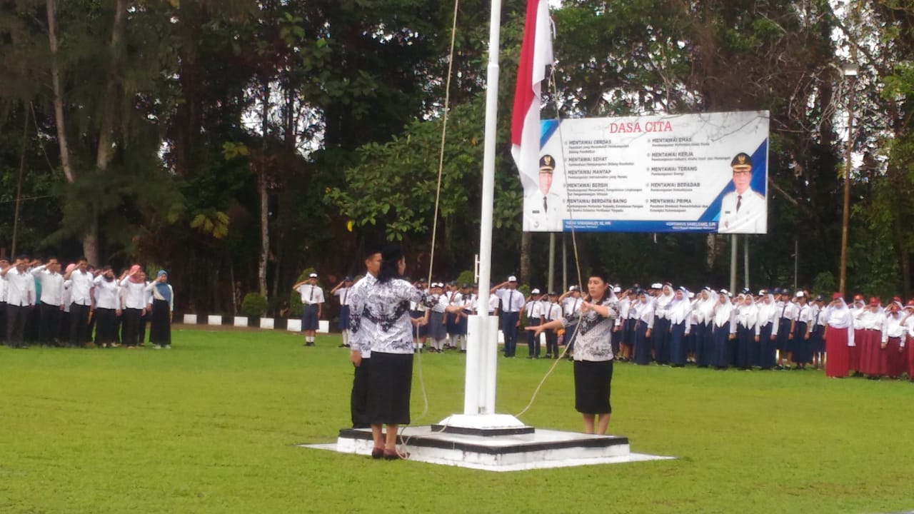 Upacara peringaran Hari Guru Nasional di Mentawai berlangsung khidmad.