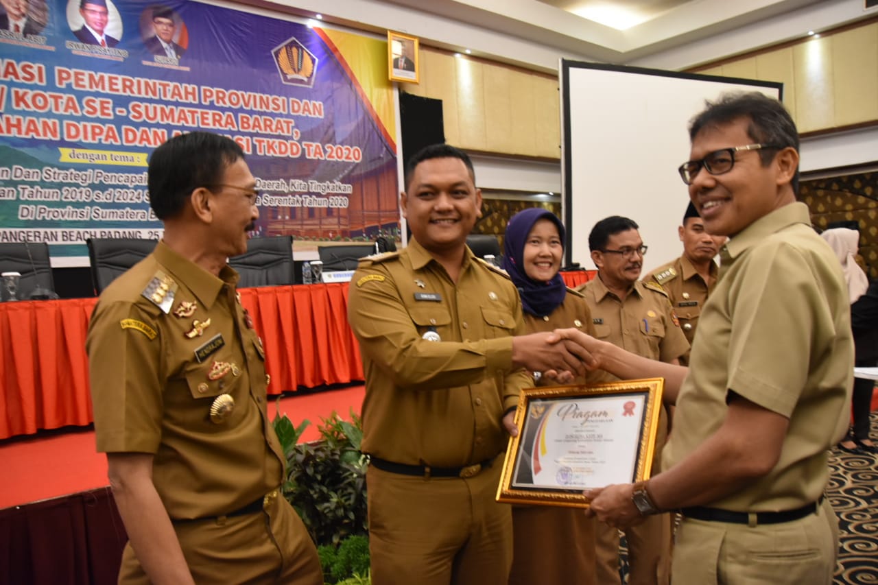 Camat Lengayang Kabupaten Pesisir Selatan, Zoni Eldo, SSTP, MA menjadi camat berprestasi  tingkat Provinsi Sumatera Barat.