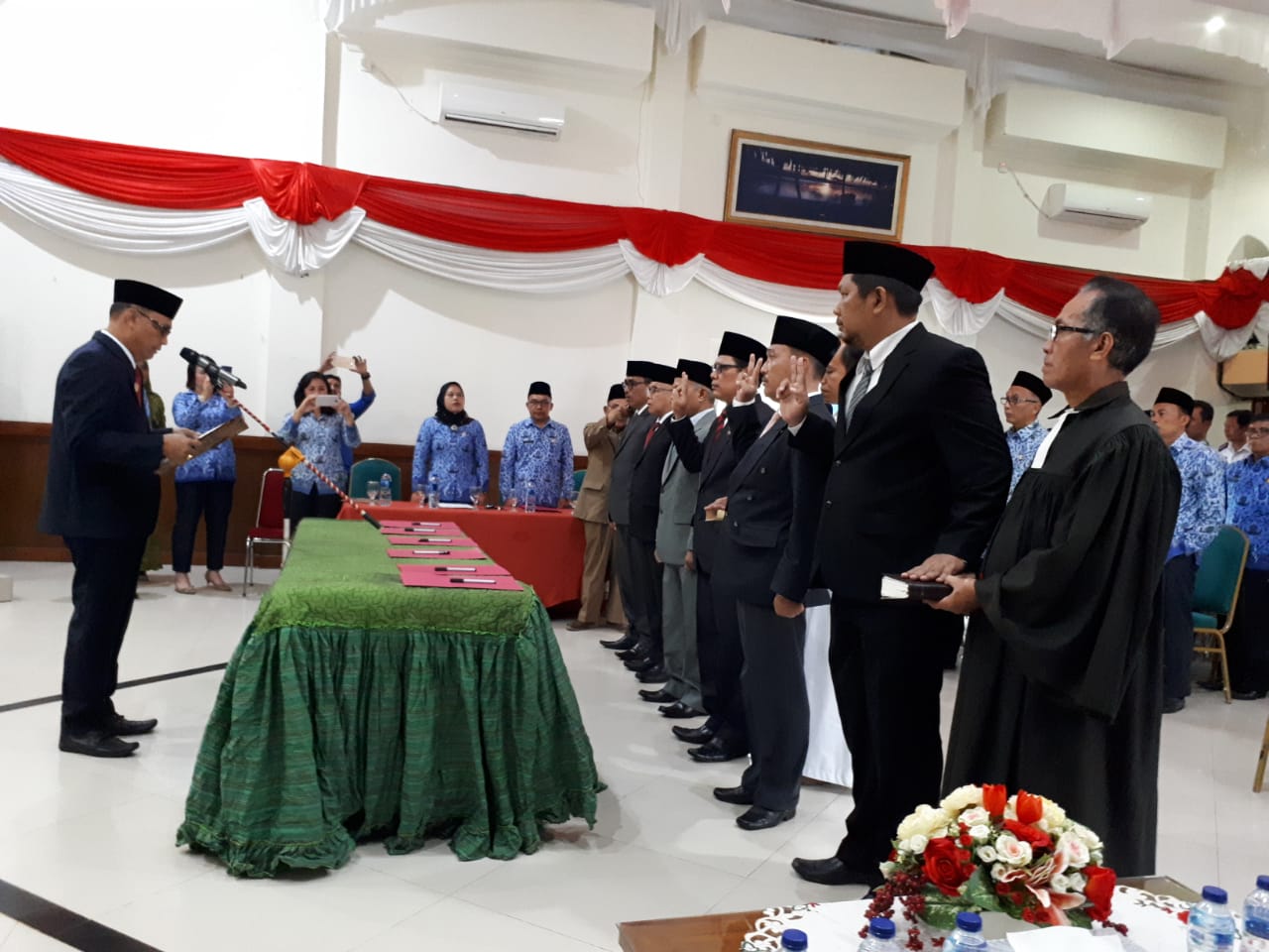 Bupati Kepulauan Mentawai Yudas Sabaggalet melantik enam pejabat eselon IIb di lingkungan Pemkab Mentawai, Senin (25/11)