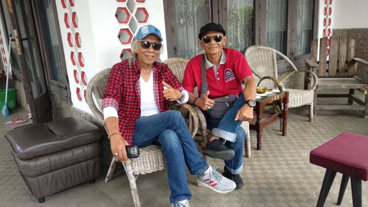 Alumni SMAN 1 Payakumbuh angkatan 1972, Muchlis Asiar (depan) dan Heri Muchlis