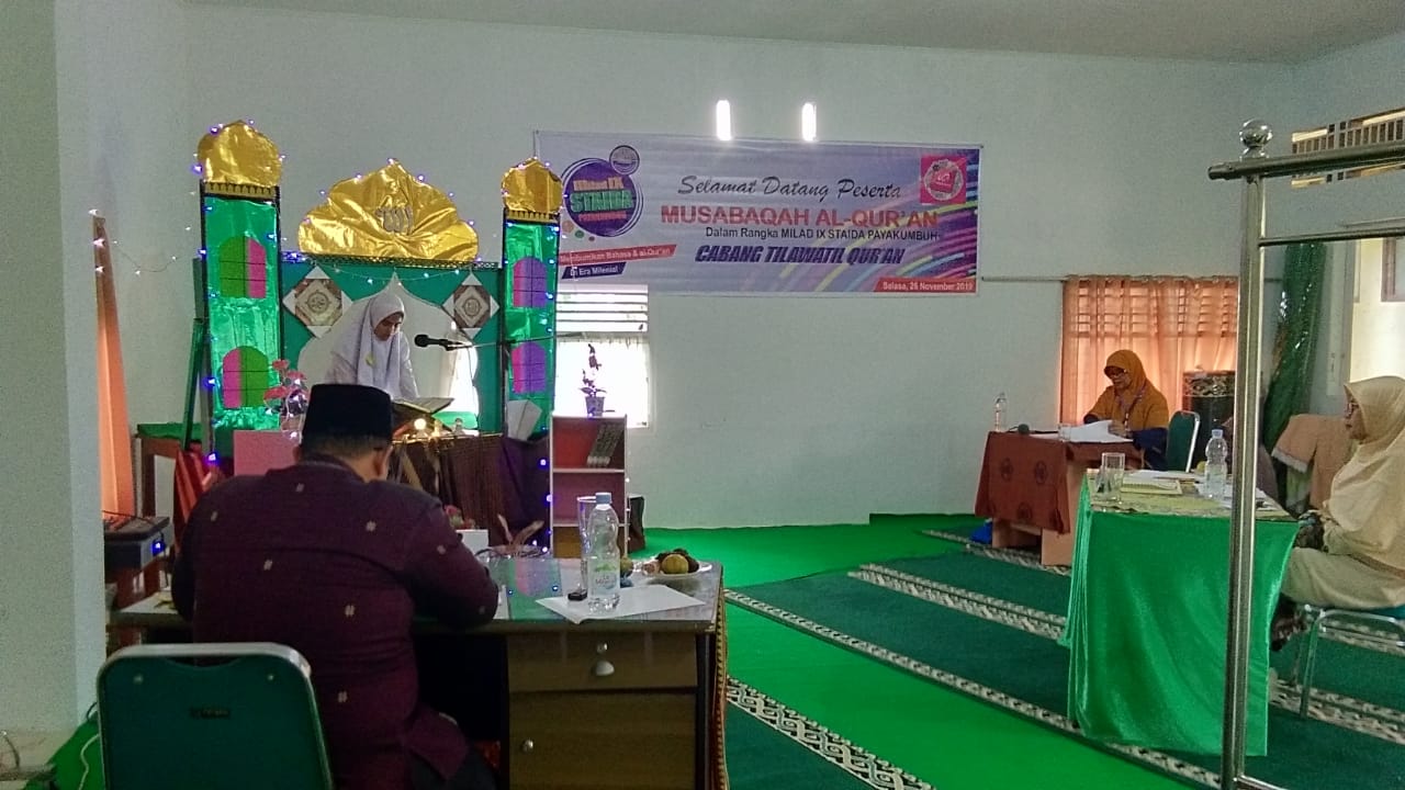 Suasana penampilan salah seorang peserta dan disimak dengan serius oleh para juri