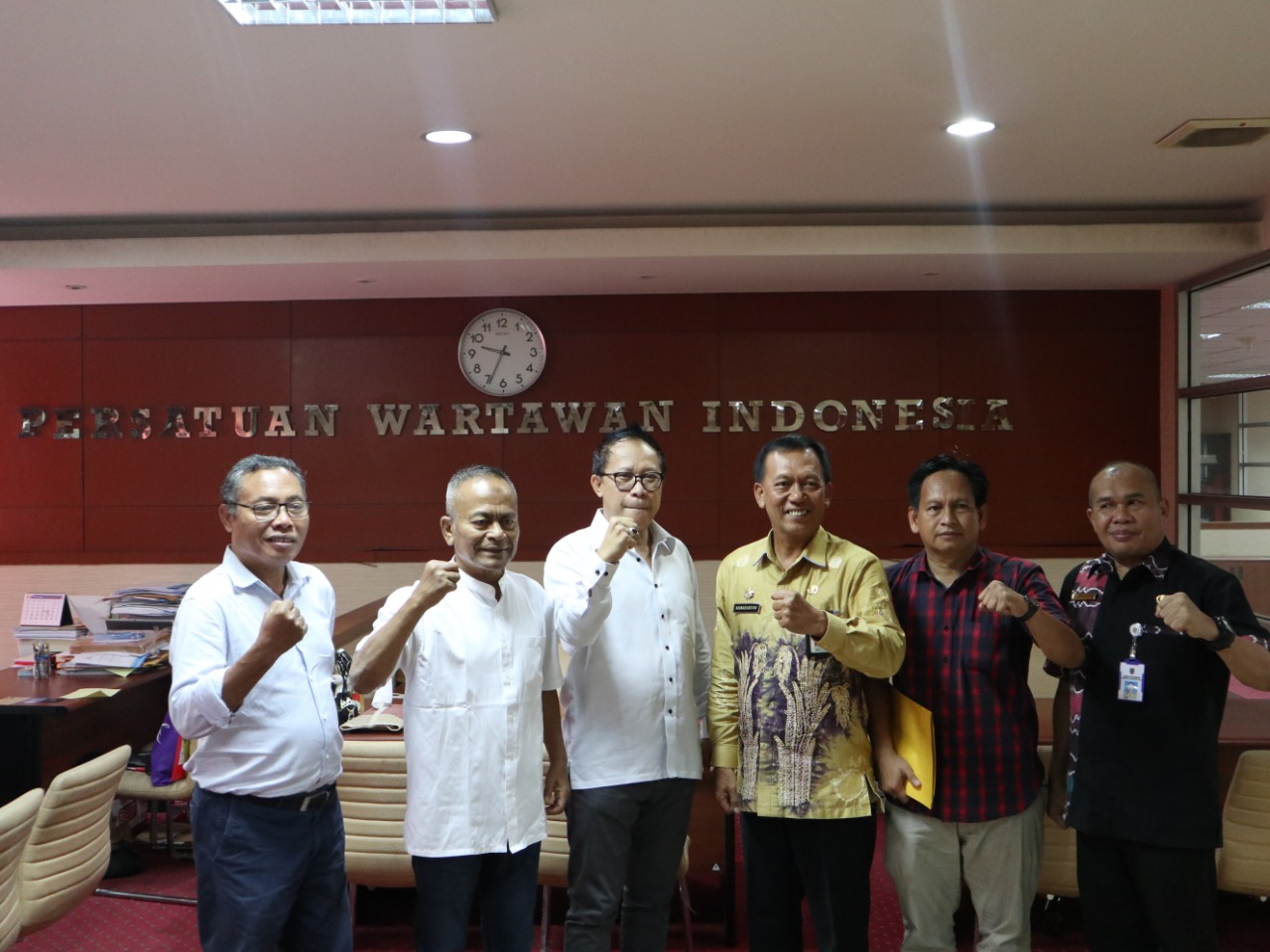 Ketua PWI Pusat Atal Depari didampingi beberapa pengurus lainnya, bersama Gubernur Kalsel Sahbirin Noor