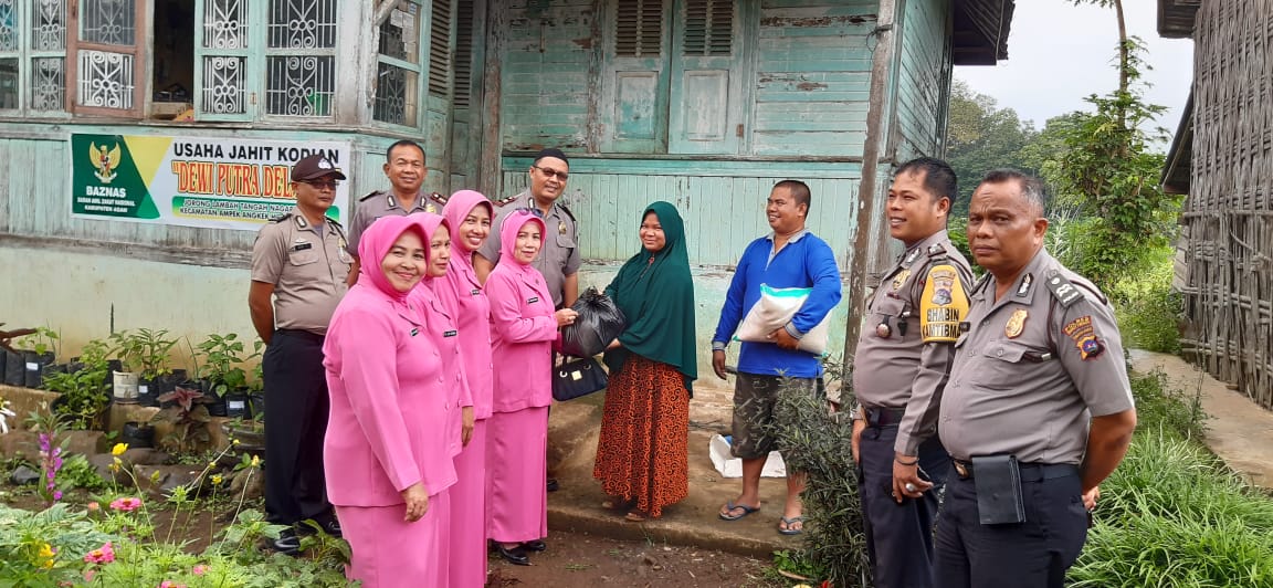 Kapolsek IV Angkek Canduang dan Ibu-ibu Bhayangkari beri bantuan buat warga kurang mampu