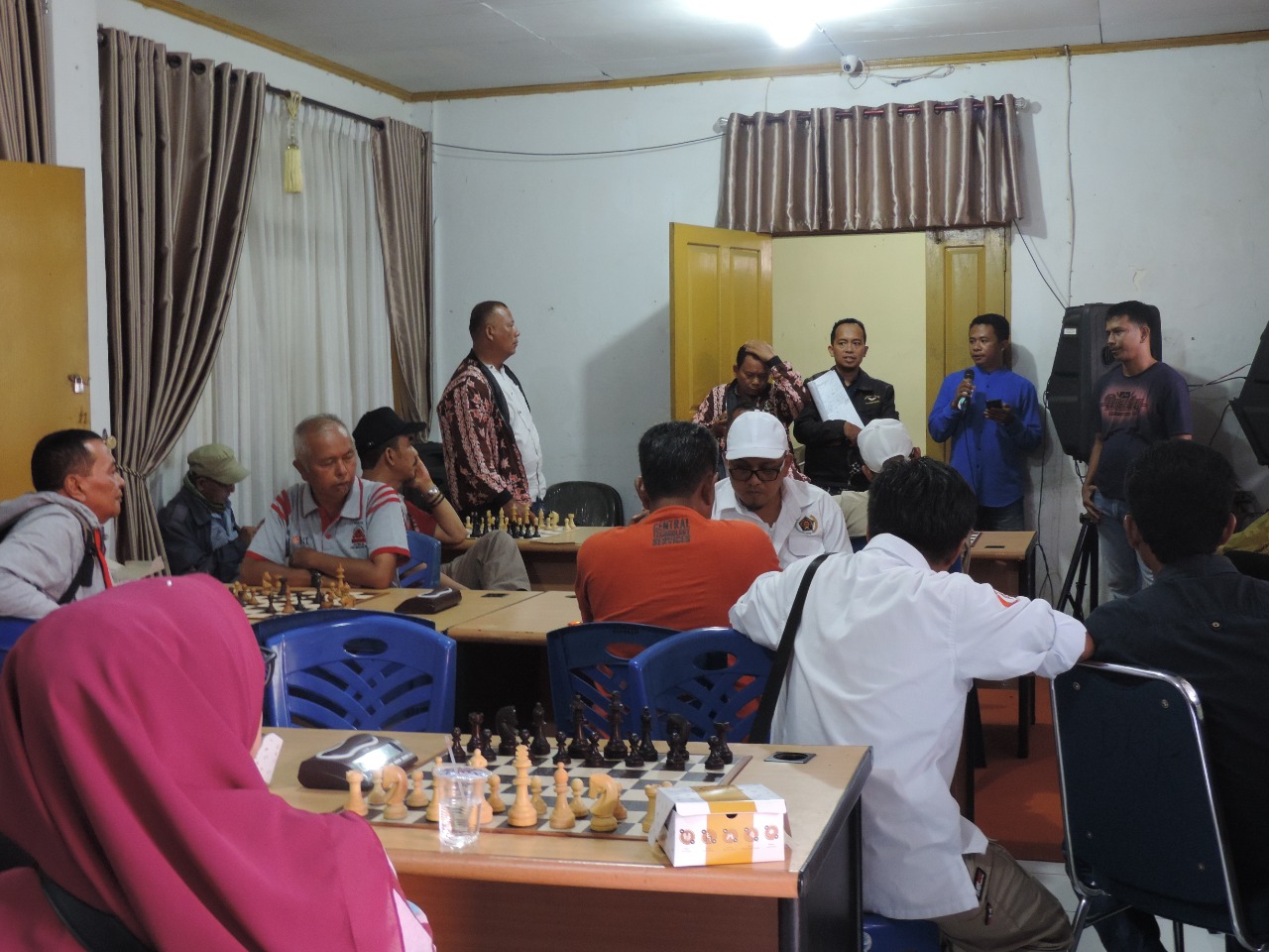 Suasana pertandingan catur Porwanda di aula BPBD Padang Panjang.