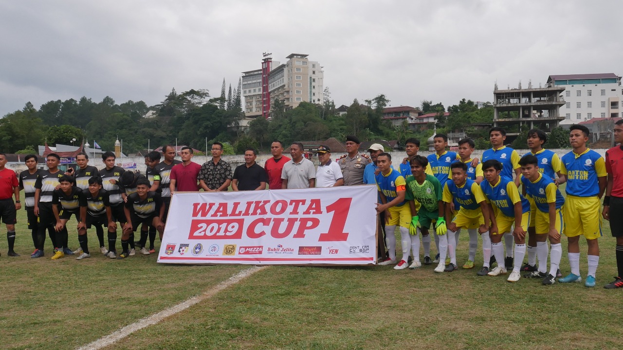 Wali Kota Bukittinggi bersama Panitia dan Pemain Saat Pembukaan Walikota Bukittinggi Cup 2019