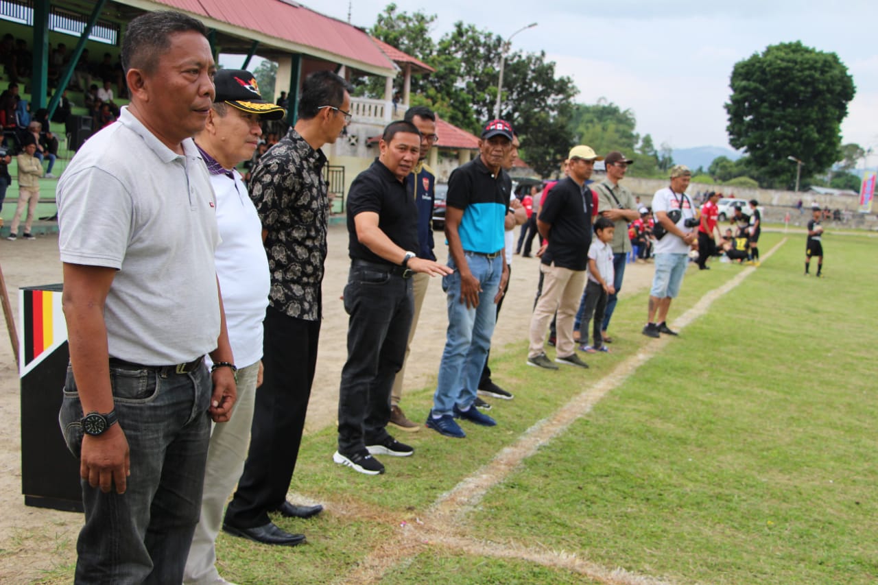 Walikota Bukittinggi Ramlan Nurmatias buka Walikota Cup 2019di lapangan sepakbola Atas Ngarai Bukittinggi, Minggu (1/12).