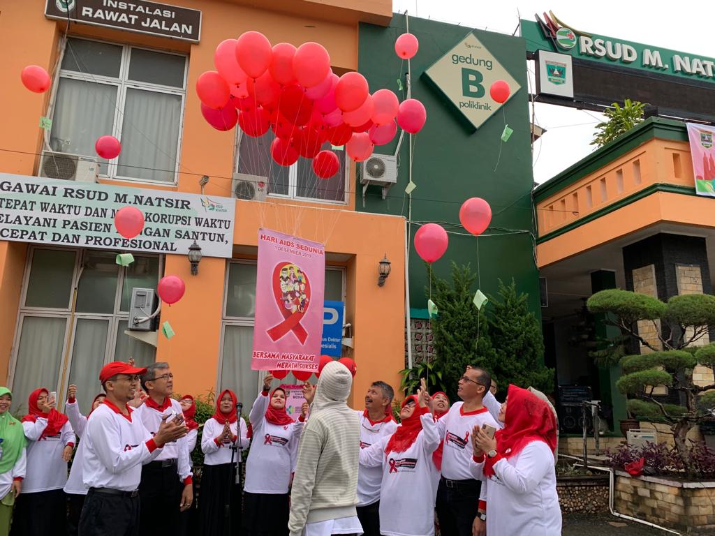 Pelepasaan balon dalam rangka peringatan Hari AIDS di RSMN