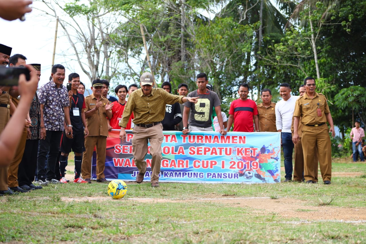 Tendangan perdana oleh Bupati Hendrajoni