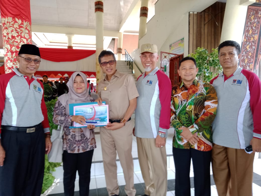 Yulidarti berfoto dengan Gubernur Irwan Prayitno dan walikota Padang, saat menerima penghargaan