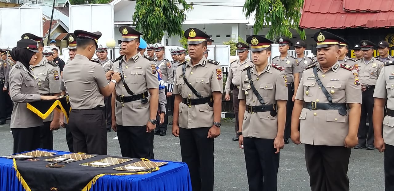 Kapolres Solok Kota AKBP Feri Suwandi memasang tanda jabatan kepada pejabat baru