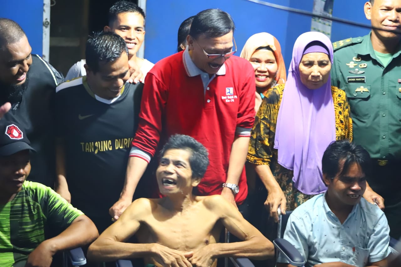 Bupati Hendrajoni serahkan bantuan kursi roda