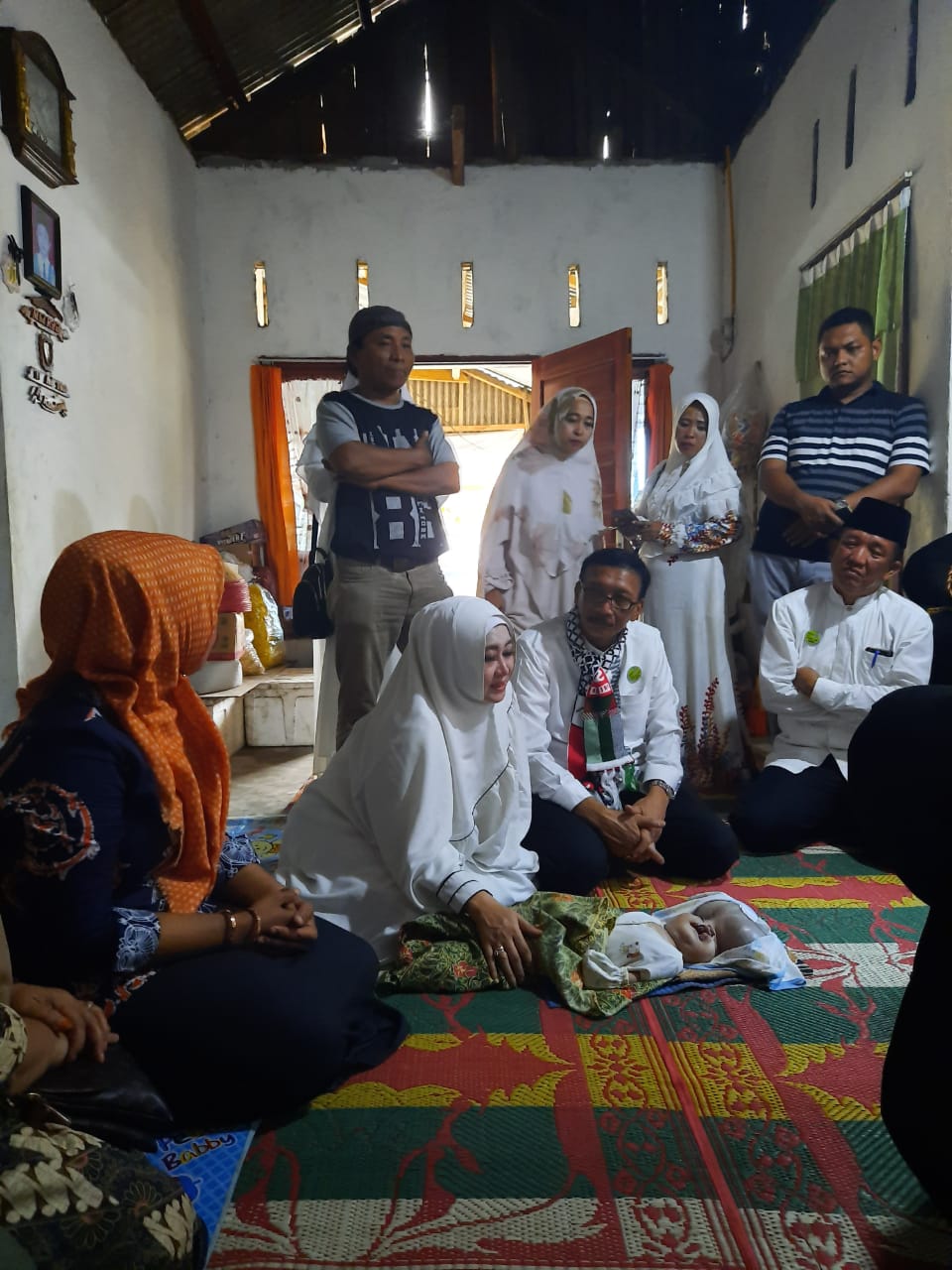 Bupati Pesisir Selatan Hendrajoni bersama ketua TP PKK yang juga anggota DPR RI membezuk bocah Aulia penderita pembesaran kepala