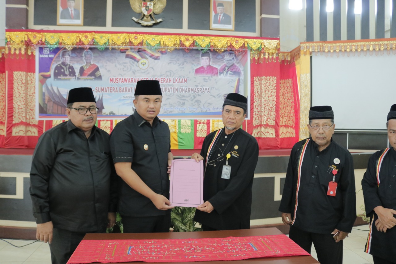 Bupati Dharmasraya Sutan Riska Tuanku Kerajaan ketika membuka Mukerda LKAAM VIII Sumbar